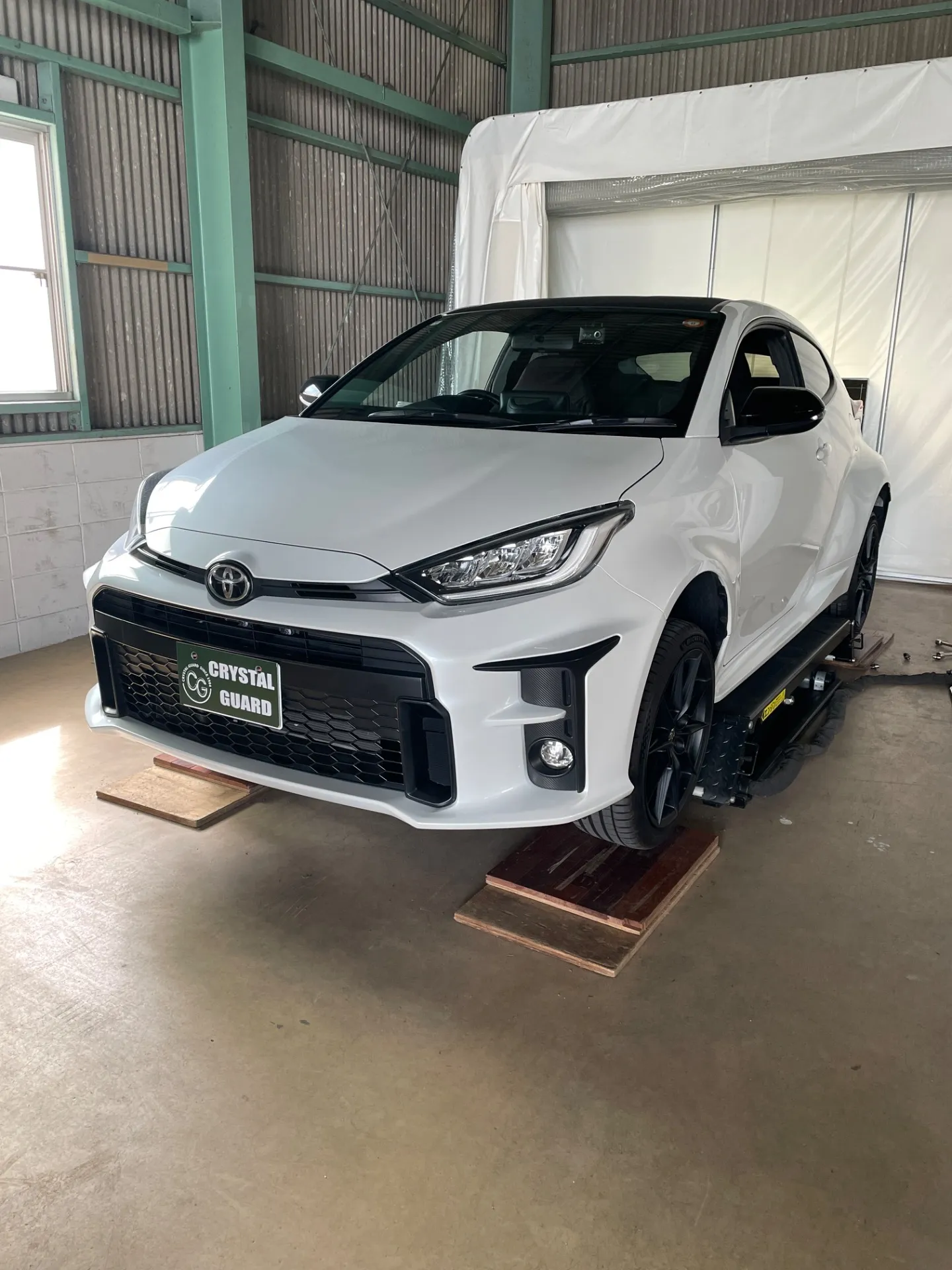 GRヤリスのキャリパー塗装とラッピング、エンブレムにスモーク